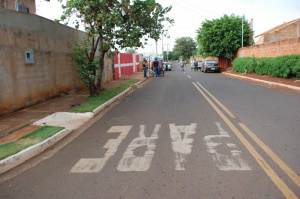 “Chegaram atirando”, diz mãe de menina assassinada na Capital Tragédia foi em festa na rua Israel, no Jardim Batistão. (Foto: Simão Nogueira)