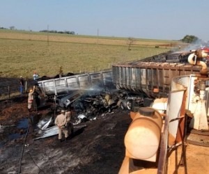 Identificadas vítimas de acidente da colisão de carretas na MS-270 Bombeiros controlam fogo que destruiu caminhões e vegetação - Osvaldo Duarte