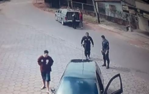 Jovens durante abordagem policial em Ponta Porã (MS) (Foto: Reprodução)