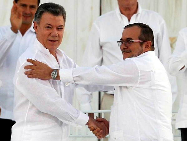 Presidente da Colômbia, Juan Manuel Santos, e líder das Farc, Rodrigo Londoño, se cumprimentam durante encontro em Cartagena, em setembro. (Foto: John Vizcaino/ Reuters)