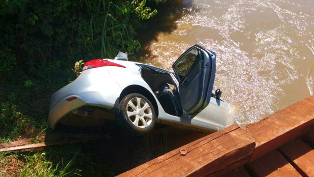 Veículo com droga é encontrado é encontrado submerso em rio Foto: Adilson Domingos/ Ferrari News