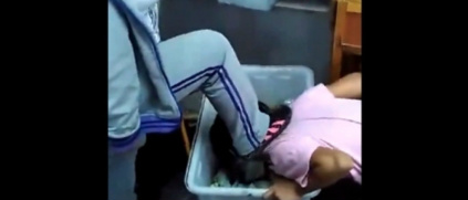 Menina é obrigada a se ajoelhar e comer lixo em frente aos colegas Reprodução
