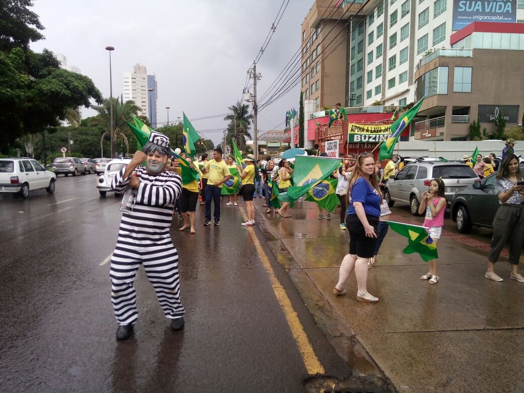 Antes da carreata, grupo realizou bandeirada na avenida - Foto: Yarima Mecchi 