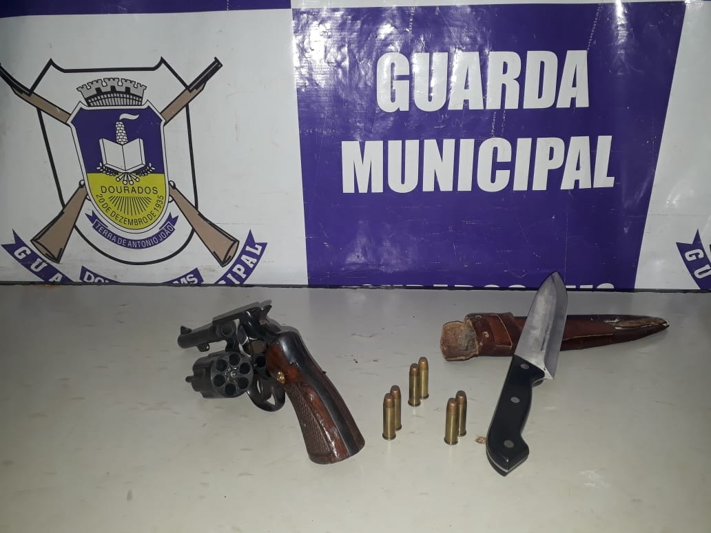 Um foragido e outro com arma são presos durante Operação Toque de Recolher Um foragido e outro com arma são presos durante Operação Toque de Recolher
