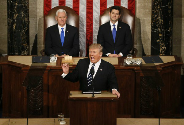 Trump defende imigração por mérito, promete reforma fiscal e pede fim do Obamacare em discurso no Congresso Donald Trump faz seu primeiro discurso em sessão conjunta no Congresso dos EUA, à frente do vice-presidente e presidente do Senado Mike Pence e o presidente da Câmara Paul Ryan (Foto: REUTERS/Jim Bourg)