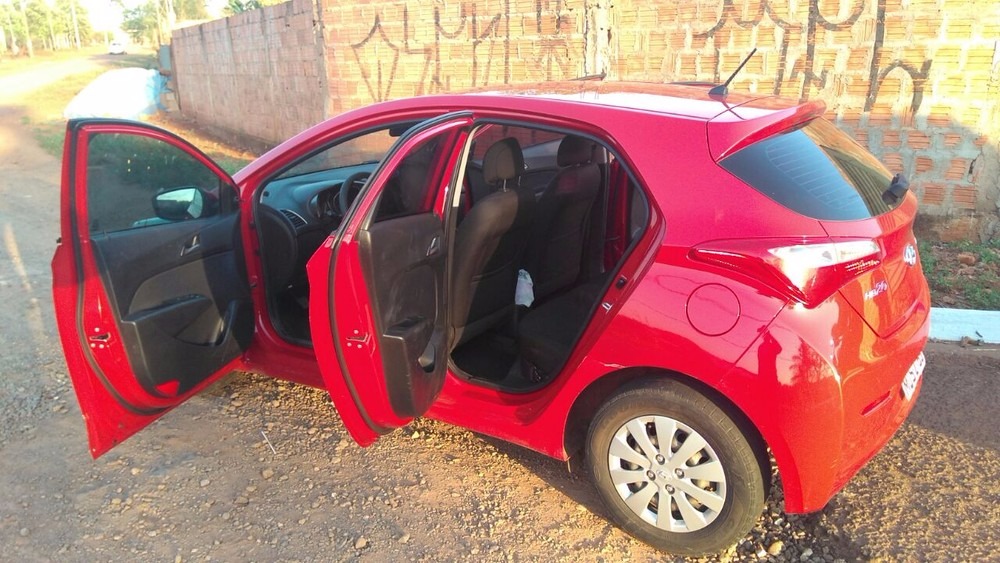 Carro usado em assalto a empresa que teve caixa eletrônico explodido (Foto: Osvaldo Nóbrega)
