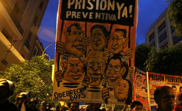 “A Odebrecht é craque em se entender bem com a esquerda e com a direita”, diz um dos delatores Protesto contra Odebrecht em Lima. GUADALUPE PARDO/REUTERS