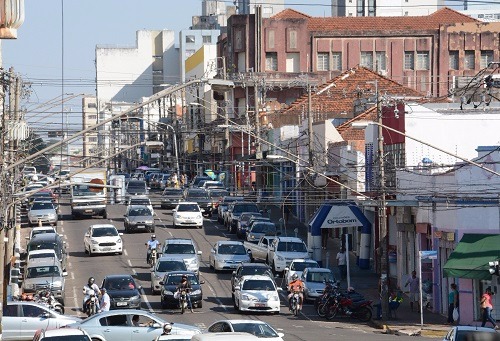 Fios da Rua 14 de Julho serão embutidos nas calçadas - Foto: Gerson Oliveira / Correio do Estado