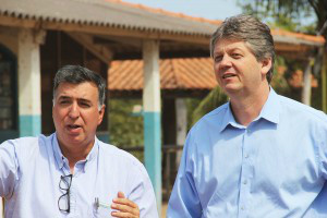 Foto: Marcelo Armôa
Ricardo Éboli e Jaime Verruck, em visita a Estrada Parque Pantanal.
