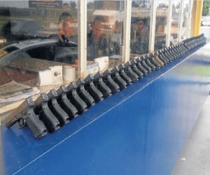 De uma só vez, a PRF fez apreensão de uma remessa de 50 pistolas vindas do Paraguai - Divulgação/PRF