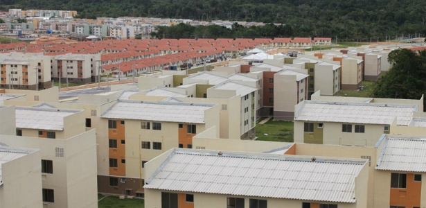 Moradores dos conjuntos residenciais Viver Melhor 1 e 2, em Manaus, criticam a qualidade da obra e a falta de serviços públicos como escolas e postos de saúde no local