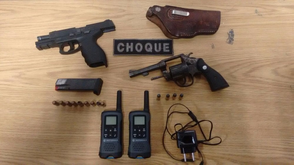 Armas, munições e rádios usados em roubo de caminhões em MS (Foto: BPChoque/Divulgação)