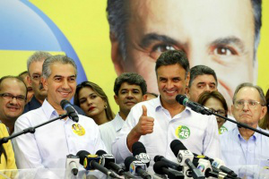 De volta ao MS, Aécio atrai multidão com Reinaldo Reinaldo Azambuja e Aécio Neves em campanha no MS - Foto: Divulgação