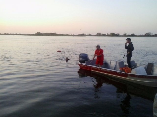 Bombeiros localizam corpo de jovem que caiu no rio Paraguai Bombeiros localizam corpo de jovem que caiu no rio Paraguai