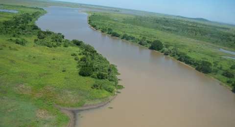 Bombeiros continuam com as buscas ao corpo de homem que caiu no rio Paraguai
