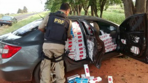 Carros levavam 4.350 pacotes de cigarros.(Foto: Divulgação/PRF)