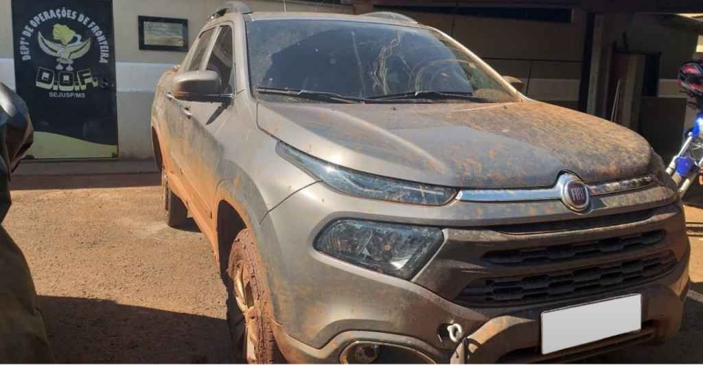 Fiat Toro roubada no RJ é recuperada em estrada de fazenda no MS Carro estava atolado e com vidros quebrados. DOF/Divulgação