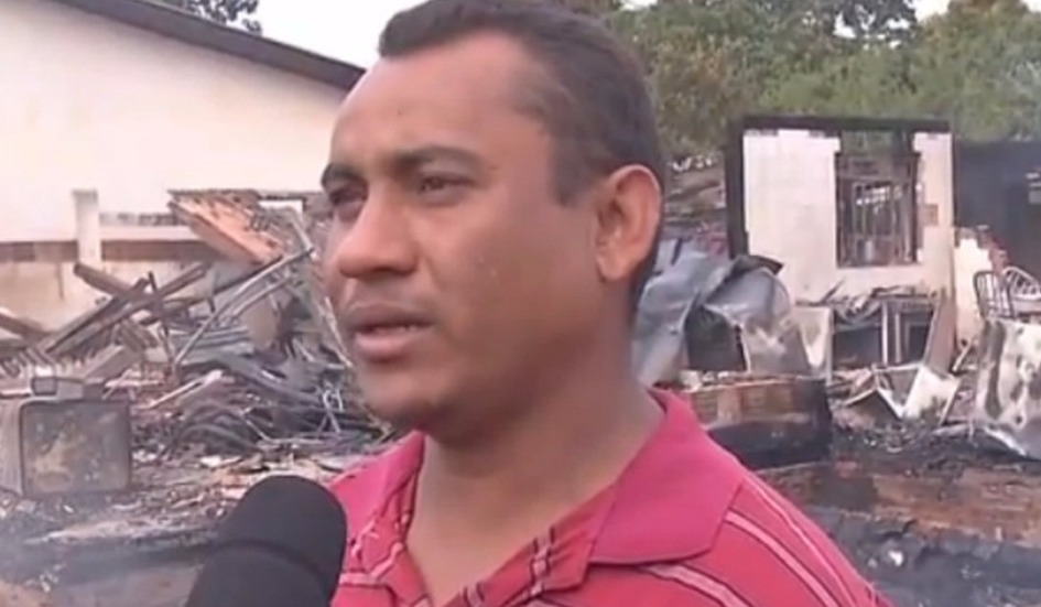 Mecânico estava trabalhando quando recebeu notícia do incêndio (Foto: Reprodução)