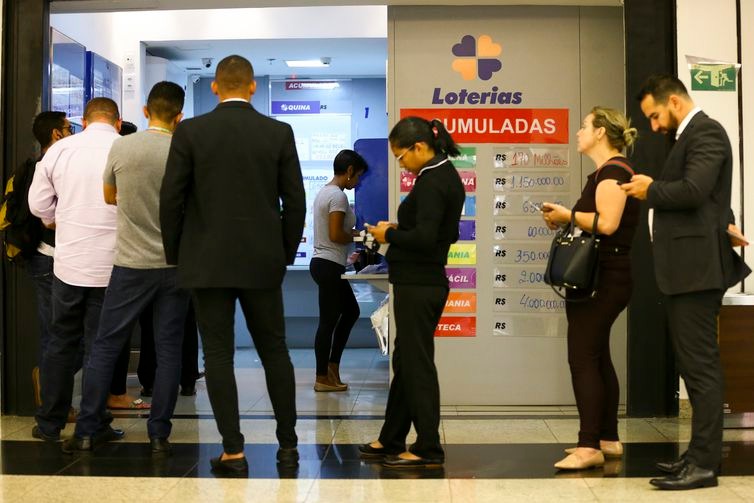 Apostadores fazem fila em casa lotérica jogar na Mega da Virada. Aspostas podem ser feitas até as 16h- Marcelo Camargo/Agência Brasil