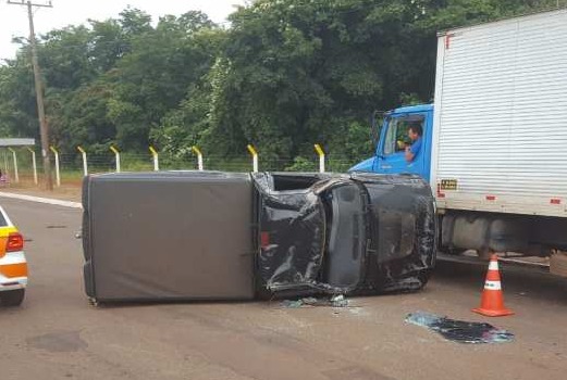 Condutor de S-10 capota após cair em buraco na Euler de Azevedo