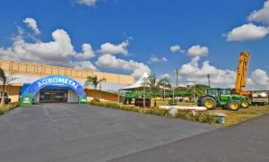 IV edição da Feira Agrometal começa nesta quarta-feira em Dourados Pavilhão de Eventos está pronto para a Feira Agrometal; empresários preparam os estandes para receber os visitantes – A. Frota