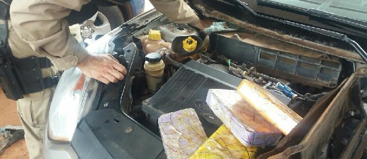 PRF prende motorista com 14 quilos de cocaína em compartimento oculto PRF prende motorista com 14 quilos de cocaína em compartimento oculto