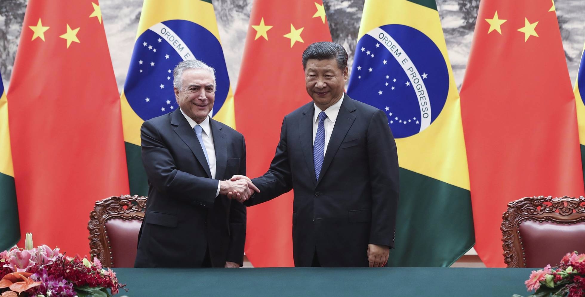 China promete a Temer participar do programa de privatizações Michel Temer em Pequim com o presidente chinês, Xi Jinping. LINTAO ZHANG - AP