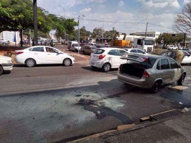 Carro pega fogo e causa congestionamento na Avenida Afonso Pena (Foto: Aletheya Alves)