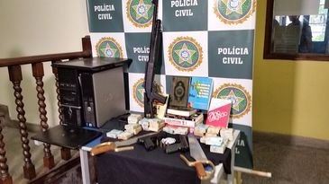 Armas, dinheiro e livros apreendidos em operação da polícia contra suspeito de ataque contra a produtora Porta dos Fundos - Cristina Indio do Brasil/Agência Brasil - Cristina Índio do Brasil/Agência Brasil
