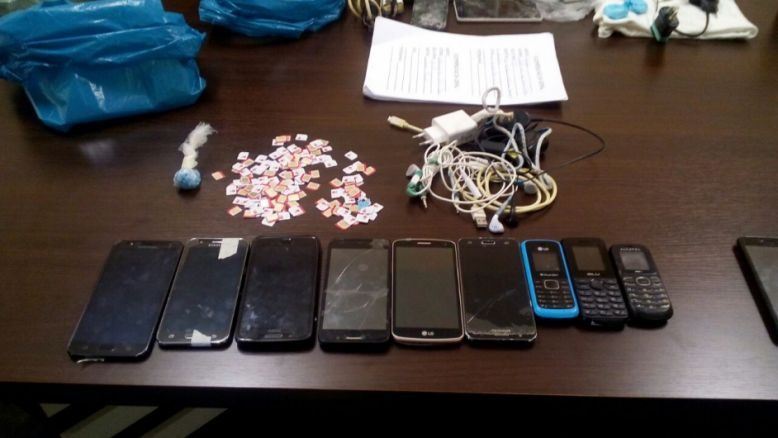 Além de pistola, operação apreendeu celulares e facas Além de pistola, operação apreendeu celulares e facas