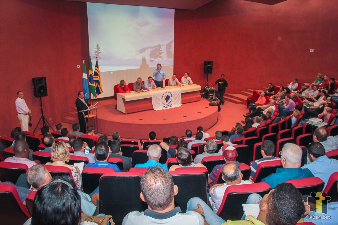 Caravina defende pacto entre Prefeituras e Câmaras em favor de gestão de excelência O presidente da Assomasul, Pedro Caravina, durante palestra em
seminário da UCVMS. Divulgação