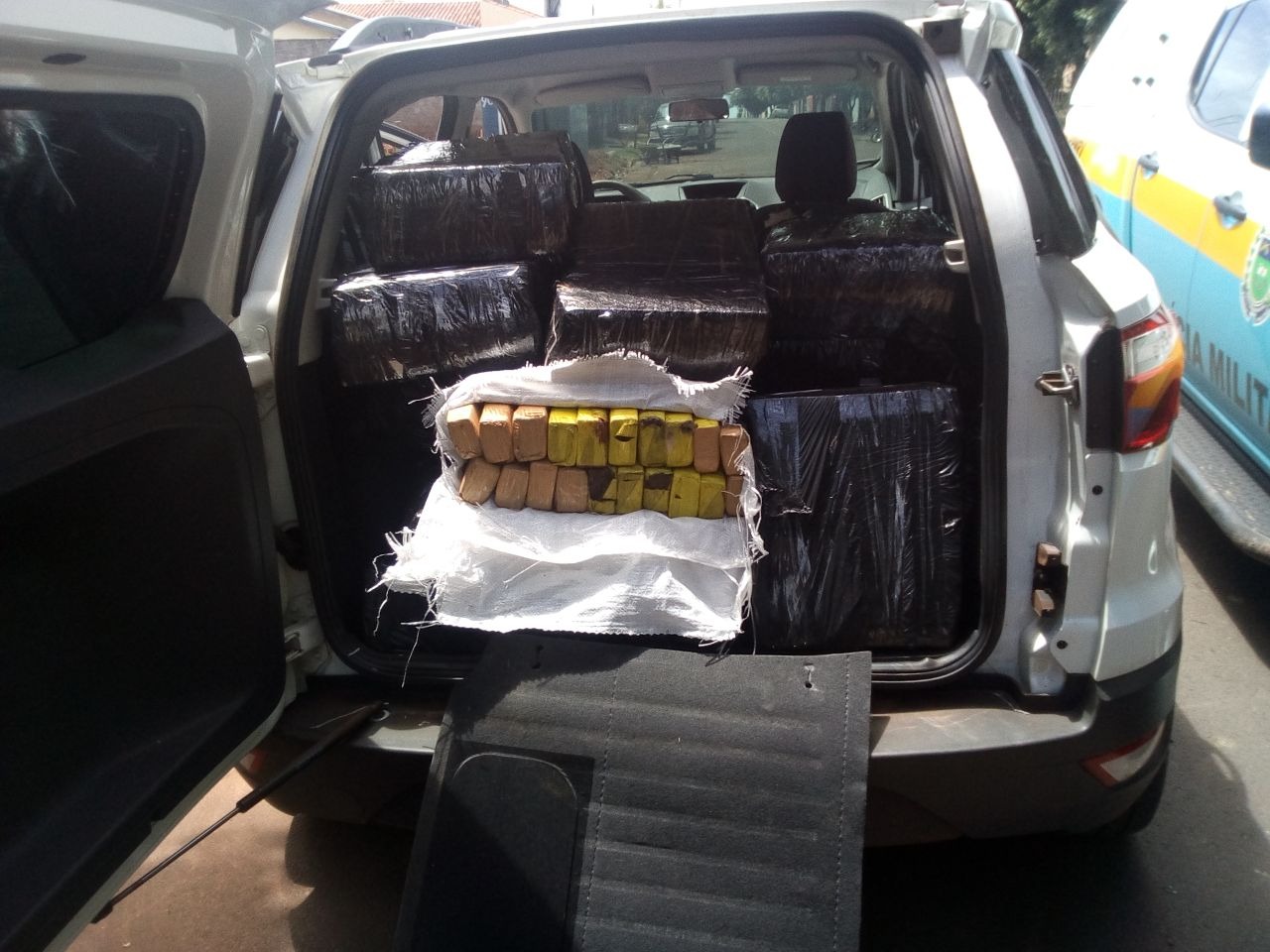 Motorista tenta fugir, mas é preso com 373 quilos de maconha Motorista tenta fugir, mas é preso com 373 quilos de maconha