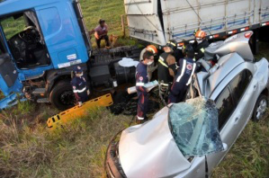 Ultrapassagem indevida causou acidente com 3 mortes na MS-276 A família estava no Corolla, que ficou destruído. (Foto: Márcio Rogério/Nova News)