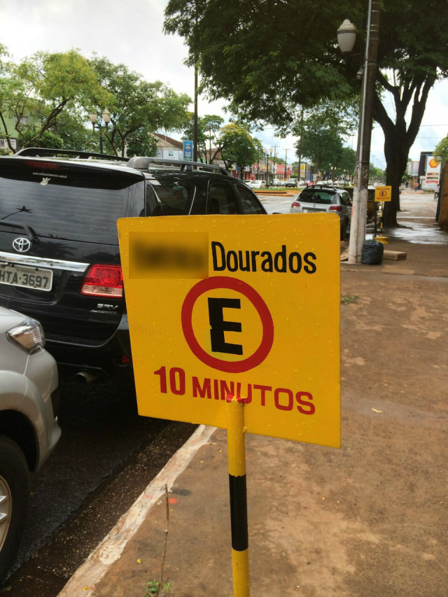 Cada vez mais difícil de estacionar, lojas 'privatizam' vagas em vias públicas Placas que indicam estacionamentos privados em vias públicas têm se espalhado pela cidade, mas são irregulares (Foto: WhatsApp)