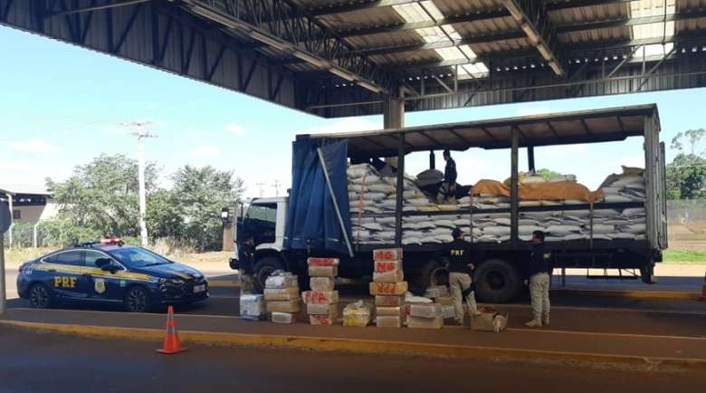 PRF apreende 3,7 toneladas de maconha e 51 quilos de skunk na BR-060 Divulgação