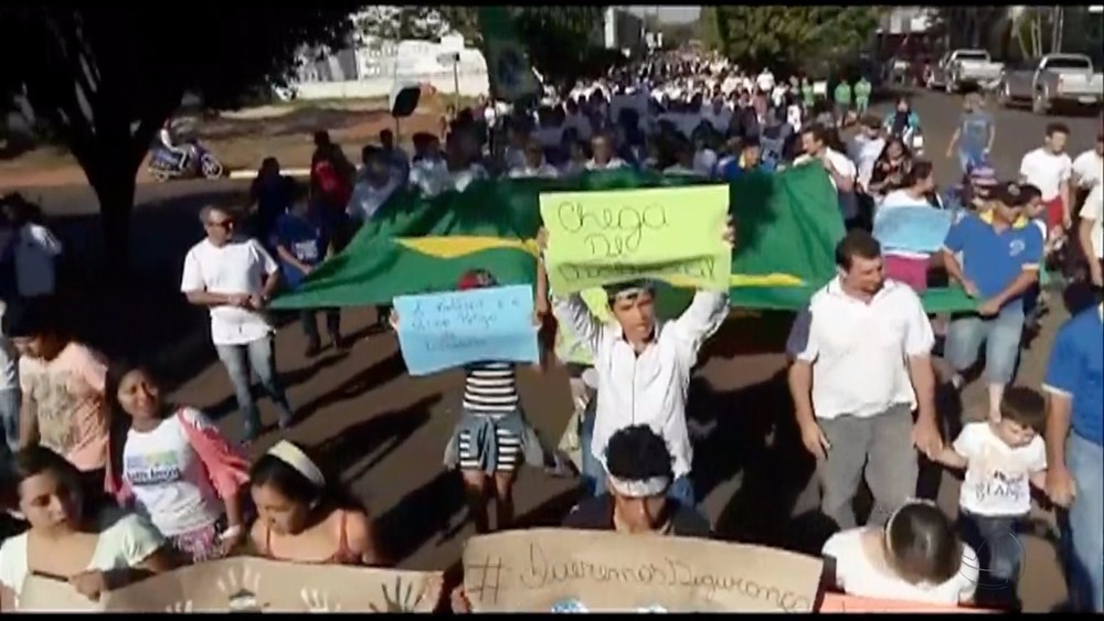Coronel Sapucaia registra um roubo ou furto a cada dois dias Moradores realizaram passeata em prol da segurança na cidade (Foto: Reprodução)