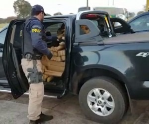 Droga foi apreendida em S-10 com placas falsas - Divulgação/PRF