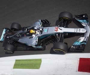 Hamilton faz melhor tempo e vira o maior recordista de pole da F-1 Piloto Lewis Hamilton durante treino classificatório no GP da Itália - Steve Etherington/Mercedes