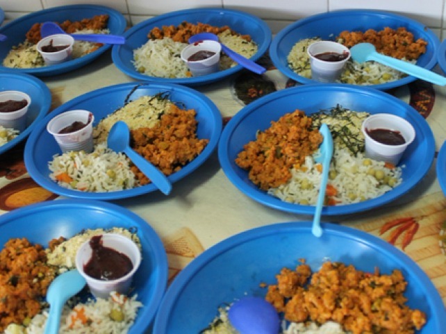 Escolas começam a receber produtos da merenda na Capital