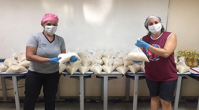 Escolas se mobilizam na montagem e distribuição dos kits de alimentação escolar em MS Escolas se mobilizam na montagem e distribuição dos kits de alimentação escolar em MS