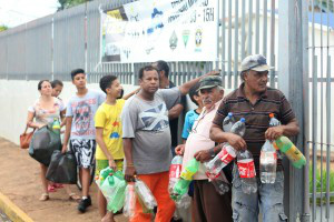 Parceria incentiva reciclagem com troca de ingresso para jogo Foto: Marlon Ganassin