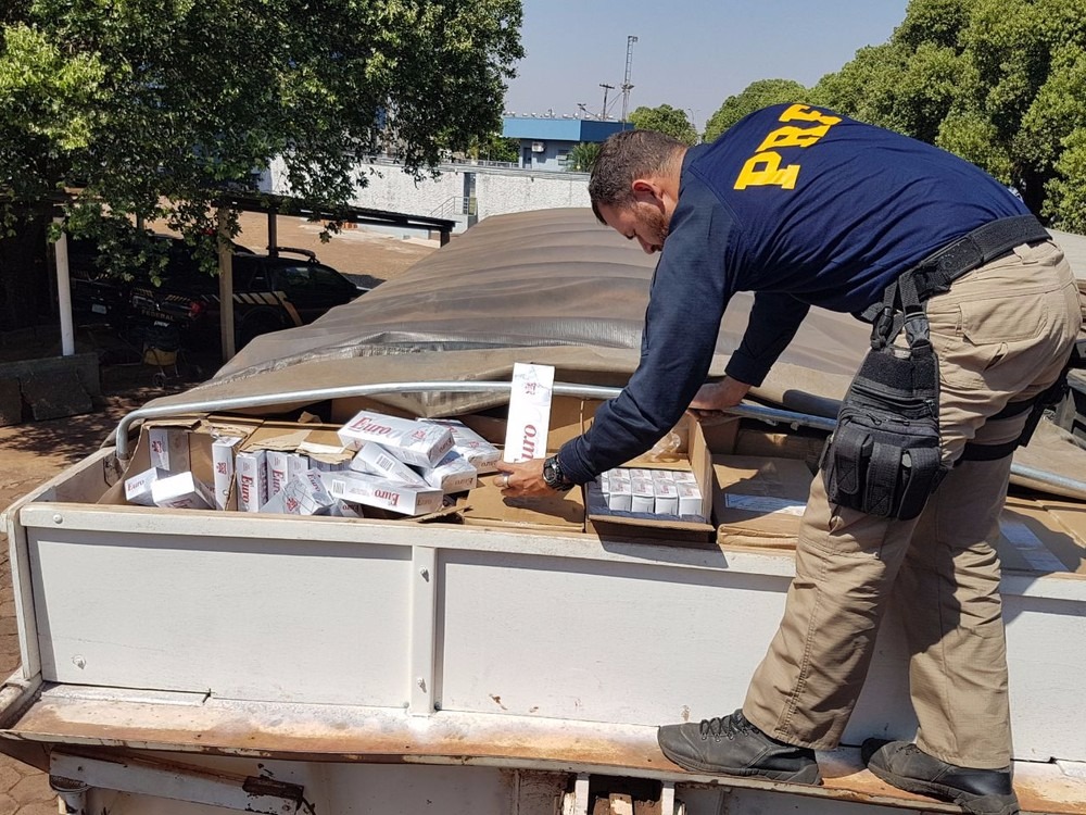 Passageiro estranha manobra de caminhão e PRF apreende 300 mil maços de cigarros Cigarros contrabandeados no reboque que seria levado para GO (Foto: PRF/Divulgação)