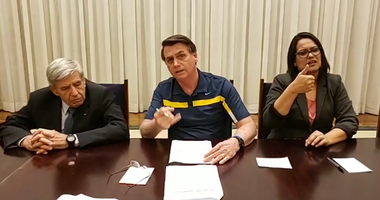 Bolsonaro diz que vai vetar trechos da Lei de Abuso de Autoridade O ministro Augusto Heleno e o presidente Jair Bolsonaro durante Live semanal - Reprodução do Facebook