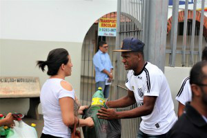 Parceria incentiva reciclagem com troca de ingresso para jogo Foto: Marlon Ganassin