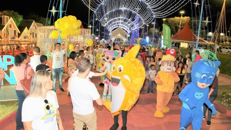 Famílias lotam Cidade do Natal na queima de fogos da virada de ano Famílias lotam Cidade do Natal na queima de fogos da virada de ano