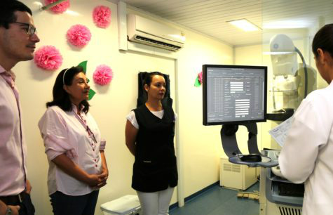 Délia quer a unidade móvel de Barretos também nos distritos Prefeita Délia faz exames e conversa com coordenadores na carreta do Hospital de Câncer de Barretos – A. Frota