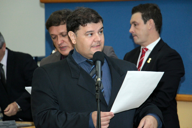 Vereador recebe lista com nomes de permissionários de alvarás do táxi e promete investigar Vereador recebe lista com nomes de permissionários de alvarás do táxi e promete investigar