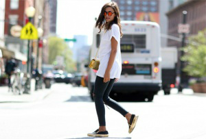 Pense jeans: 5 dicas para encontrar a calça skinny ideal Jeans skinny continua sendo a grande sensação entre as fashionistas - Foto: Imaxtree