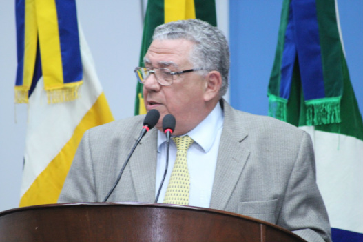 Braz Melo questiona a falta dos nomes nas ruas da Reserva Indígena e afirma que poder receber correspondência em casa é questão de dignidade. (Foto: Thiago Morais)