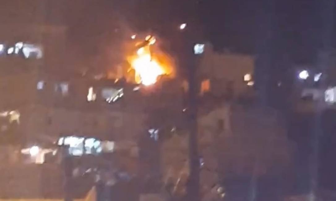 Explosão em casa no Complexo do Alemão deixa 13 vítimas Incêndio em suposto laboratório do tráfico deixa um morto e 12 feridos Foto: Reprodução